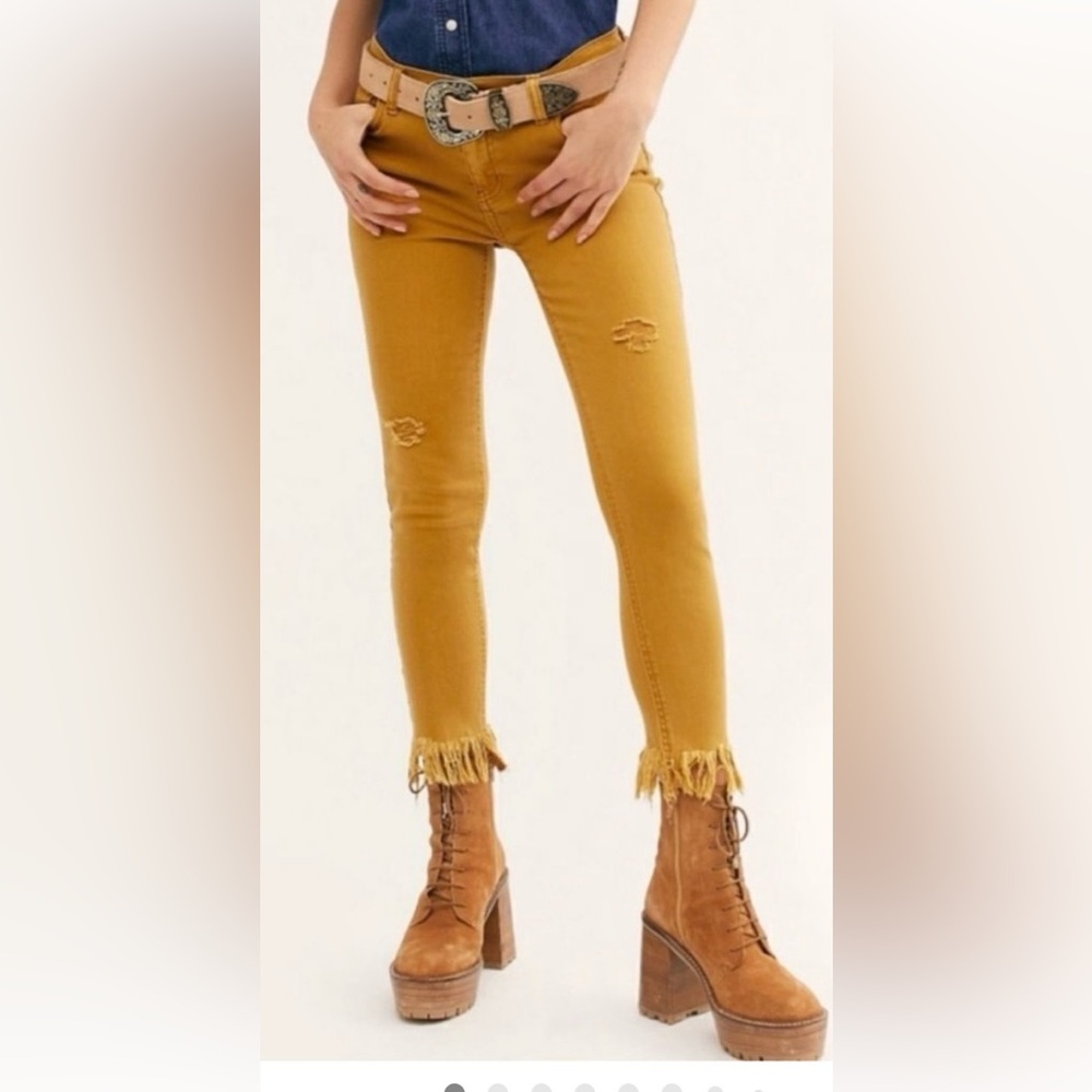 Free People Great Frayed heights Yellow Frayed Skinny Jeans. Size 28